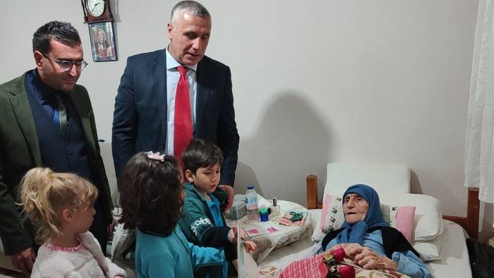 Cumhuriyet’in Kuruluş Yılı Çocuğu Hanife Nine İle 100’üncü Yıl Çocukları Buluştu