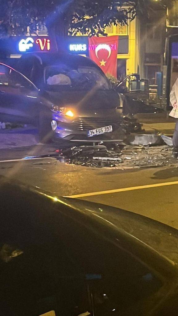 Büyükçekmece’de 2 Araç Kafa Kafaya Çarpıştı, 5 Kişi Yaralandı