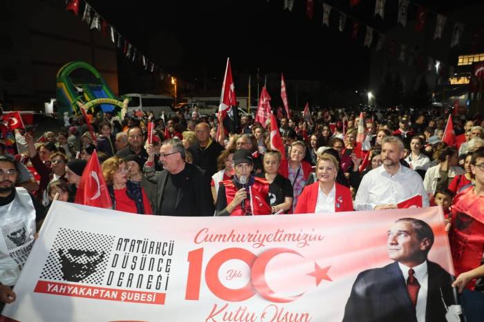 Cumhuriyetin 100. Yılında İzmit Sokaklarında Coşkulu Kutlama