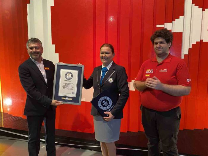 Lego Parçalarından Yapılmış Dünyanın En Büyük Bayrağı Türk Bayrağı Oldu