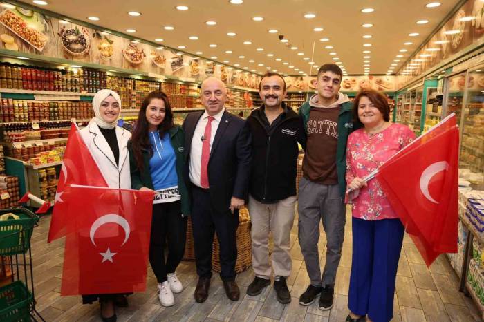 Başkan Bıyık Esnafa Bayrak Dağıttı