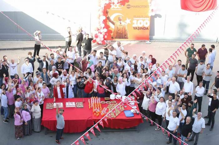 Cumhuriyetin 100. Yaşını Çalışanlarıyla Birlikte Kutladı