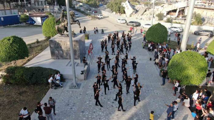 Hatay’da ‘100 Beden Tek Ruh’ Sloganıyla Zeybek Gösterisi