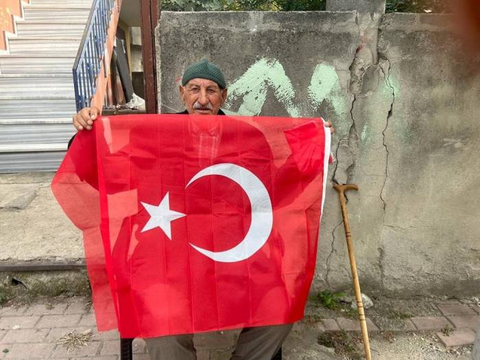 Dilovası’nda 16 Bin Haneye Tük Bayrağı Dağıtıldı