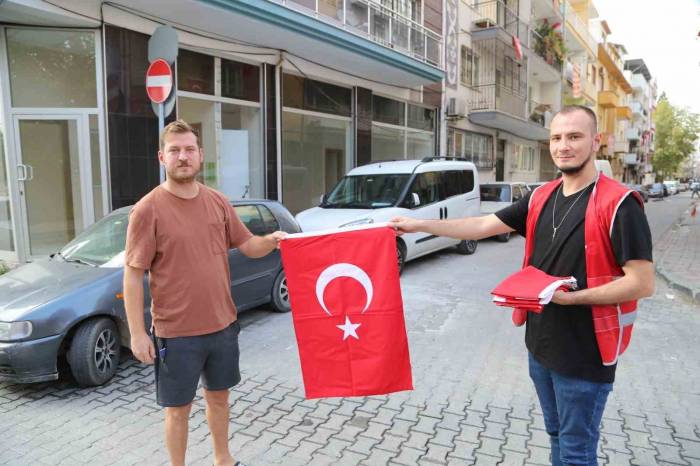 Efeler Belediyesi’nden Vatandaşlara Türk Bayrağı Hediyesi