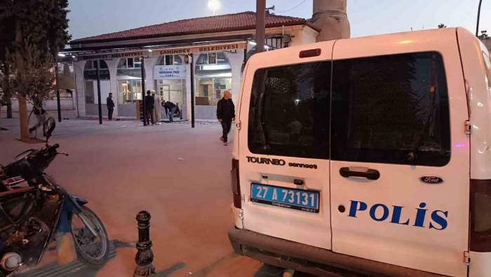 Dini Değerlere Hakaret Eden Şahıs, Kendisini Uyaran İmamı Bıçakladı