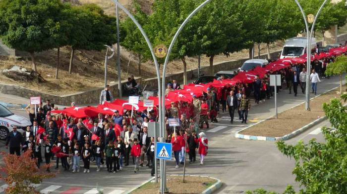 Gercüş’te 29 Ekim Cumhuriyet Bayramı Etkinlikleri 100 Metrelik Bayrak Yürüyüşüyle Başladı