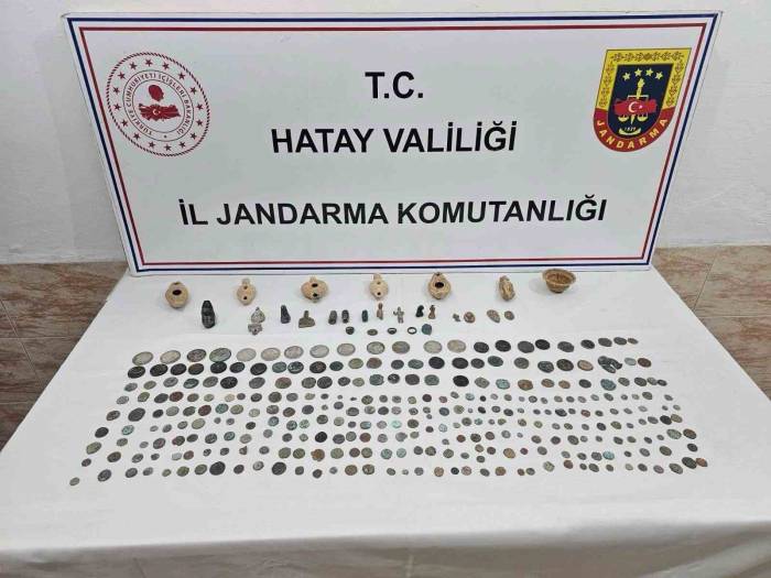 Şüpheli Şahsın Evinden Çok Sayıda Tarihi Eser, Silah Ve Mühimmat Çıktı