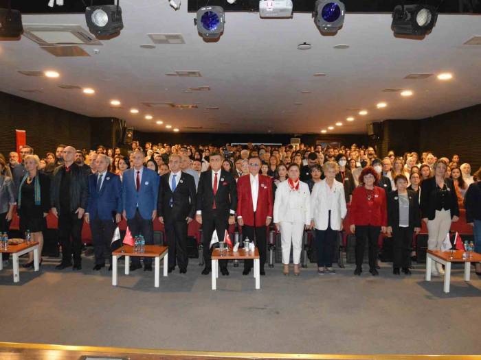 İstanbul Yeni Yüzyıl Üniversitesi Cumhuriyetin 100. Yılını Düzenlenen Törenle Kutladı