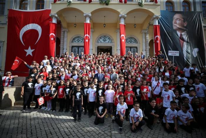 İzmir İl Milli Eğitim Müdürlüğü, Cumhuriyet’imizin 100. Yılı Kutlamalarını Meydanlara Taşıdı