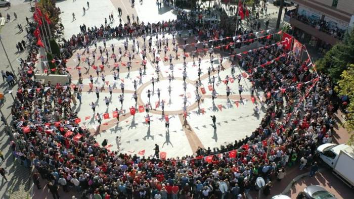 Safranbolu’da Cumhutiyetin 100.yılı İçin 100 Kişiyle Zeybek