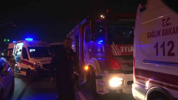 Kartal’da Alkollü Sürücü Otoyolda Duraklayan Araçlara Çarptı: 2 Hafif Yaralı
