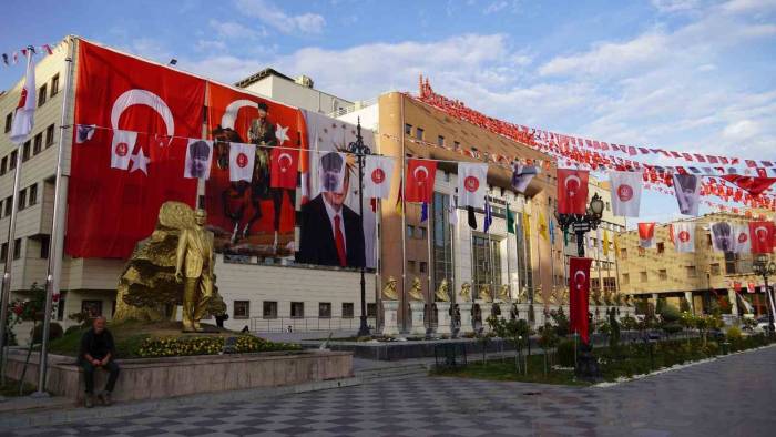 Keçiören’de Cadde Ve Sokaklar Cumhuriyetin 100. Yılı İçin Bayraklarla Donatıldı