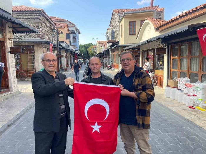 Kula Esnaf Kefalet Kooperatifi Esnafa Bayrak Dağıttı