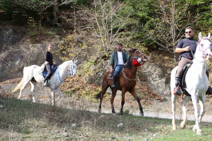 İstiklal Yolu’nun 95 Kilometrelik Güzergahını At Sırtında Geçiyorlar
