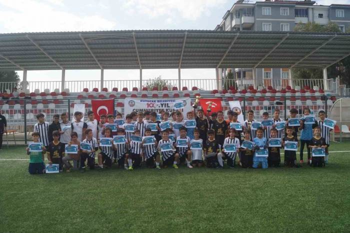 Kuyucak’ta Cumhuriyet Kupası Futbol Turnuvası Düzenlendi