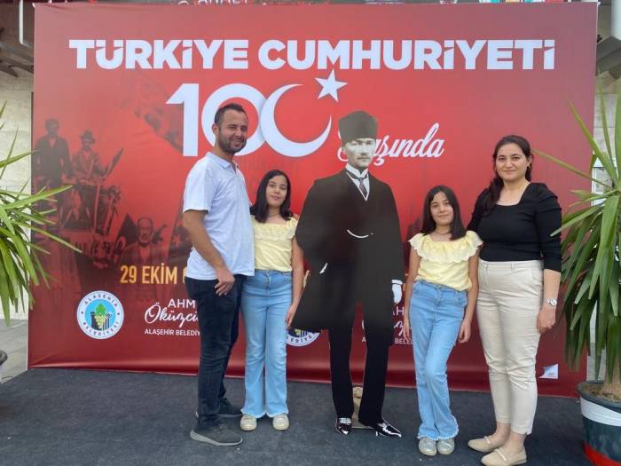 Atatürk Maketiyle Fotoğraf Çektirebilmek İçin Sıraya Girdiler