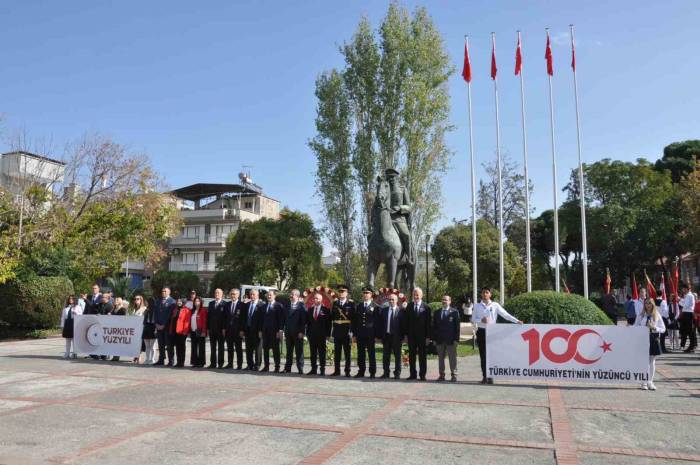 Salihli’de Cumhuriyet’in 100. Yılı Çelenk Sunumuyla Başladı