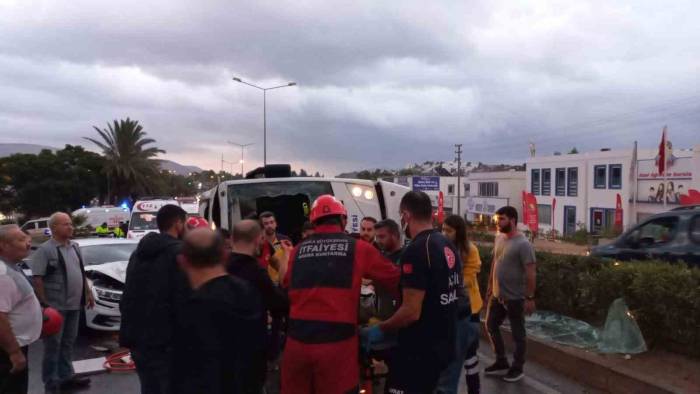 Midibüs Karşı Şeride Geçti: 4 Yaralı