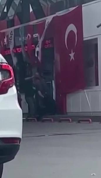 Pendik’te Annesini Darp Eden Şahıs Çevredekilerin Saldırısına Uğradı