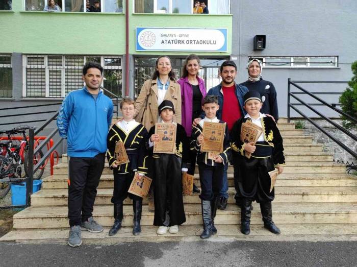 İlçe Merkezinde “Cumhuriyet 100 Yaşında” Diye Bağırarak Gazeteleri Dağıttılar