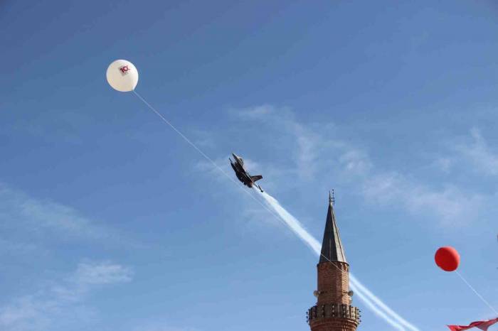 Cumhuriyet Şehri Sivas’ta Nefes Kesen Solotürk Gösterisi