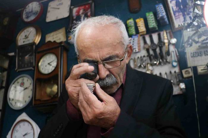 Sivaslı Saatçi Yarım Asırdır Zamana Ayar Veriyor