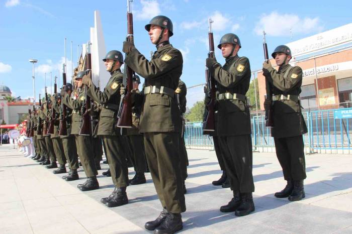 Manisa’da Cumhuriyet’in 100. Yılı Kutlamaları 21 Pare Top Atışıyla Başladı