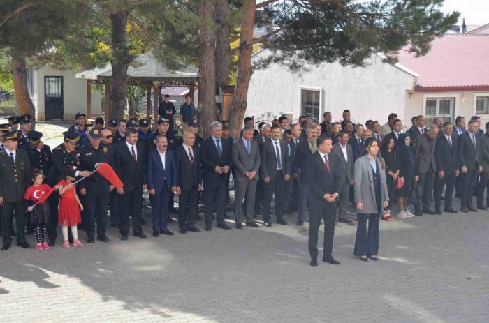 Varto’da 29 Ekim Etkinlikleri Çerçevesinde Çelenk Sunumu Yapıldı