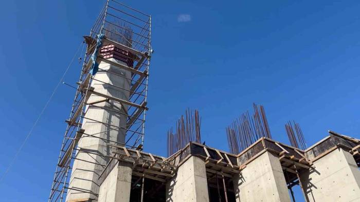 Yalova’da Minare Ustasının Tehlikeli Mesaisi Korkuttu