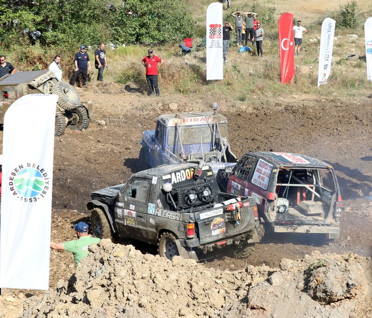 2023-karadeniz-off-road-kupasi-4-ayak-yarisi-rizede-yapildi-8.jpg