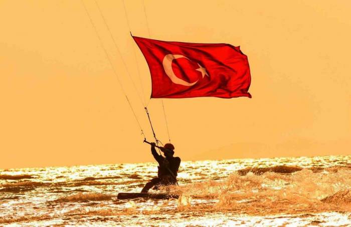 Akyaka’da Azmak Tekne Turunda 29 Ekim Kutlaması