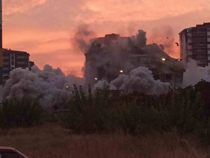 Ağır Hasarlı 13 Katlı Bina Saniyeler İçerisinde Yıkıldı