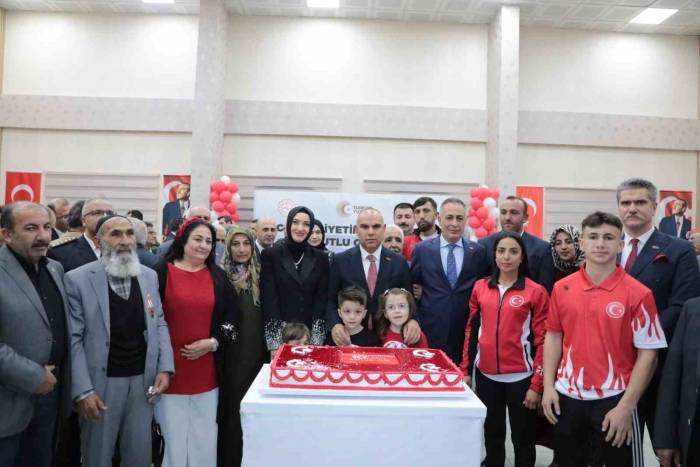 Ağrı’da Havai Fişek Gösterisi Geceyi Aydınlattı