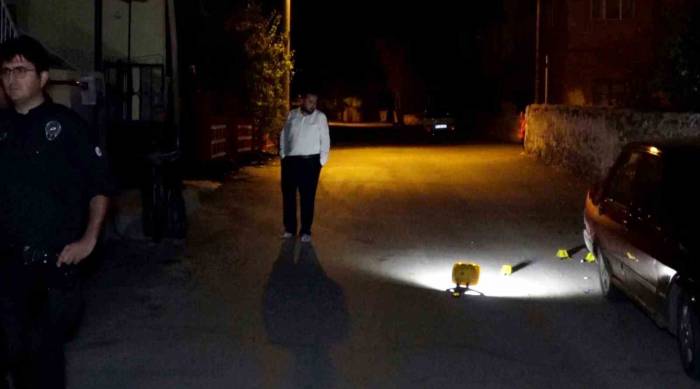 Polisin Gazetecileri Uzaklaştırdığı Olay Yerinde Vatandaş Elini Kolunu Salla Sallaya Gezdi