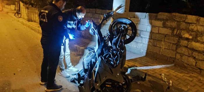 Arkadaşından Ekmek Almak İçin Motosikletini Alan Şahıs Beton Direğe Çarptı: 1 Ağır Yaralı