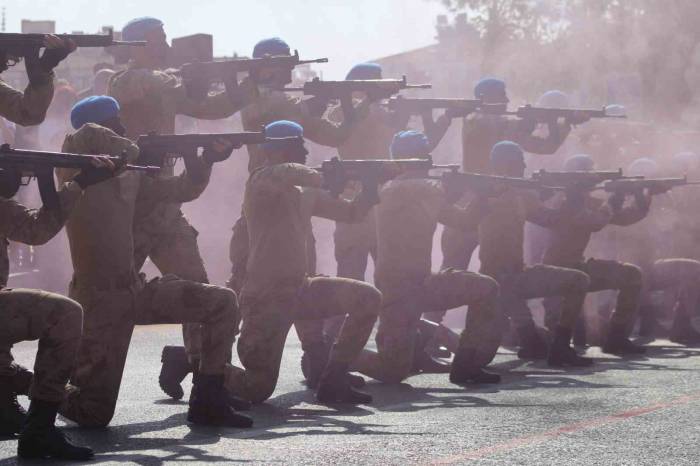 Komandoların Gösterisi Büyük Alkış Aldı