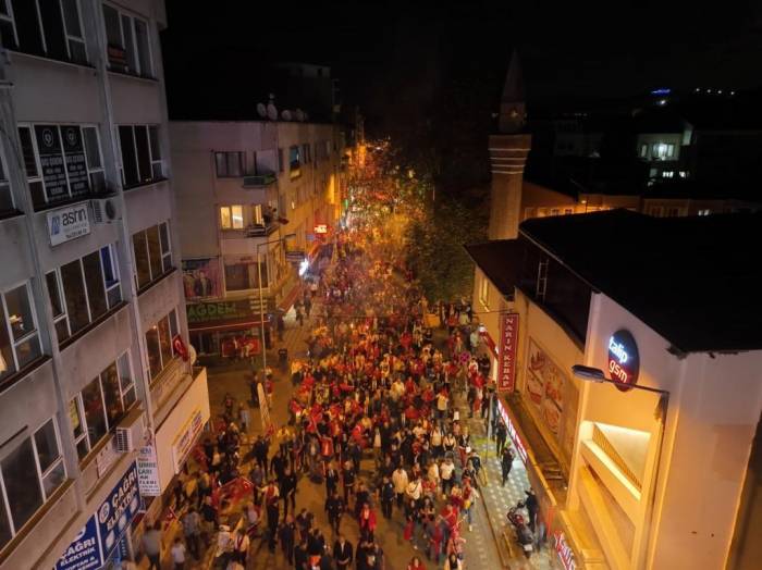 Edremit’te 100. Yıl Cumhuriyet Yürüyüşü Ve Fener Alayı Binlerce Kişinin Katılımıyla Gerçekleşti