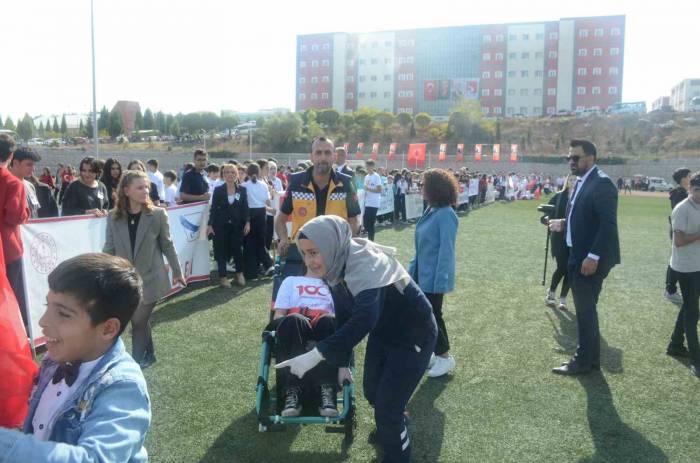 Bilecik’te 29 Ekim Kutlamalarında Bazı Öğrenciler Sıcaktan Baygınlık Geçirdi