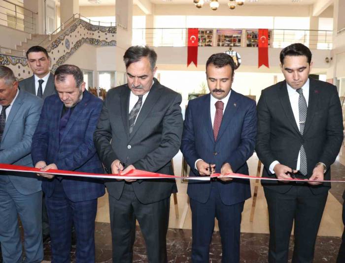 Ahlat’ta “Geçmişten Günümüze Cumhuriyet Bayramı” Fotoğraf Ve Resim Sergisi Açıldı