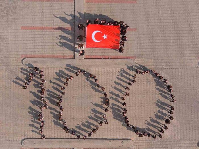Minikler Tek Yürek Oldu ‘100’ Rakamı Yazarak Türk Bayrağı Açtı