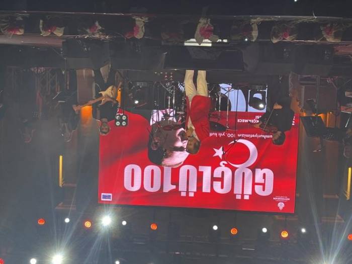 Büyükçekmece’de Vatandaşlar Ellerinde Bayraklarla Yürüyüş Yaptı