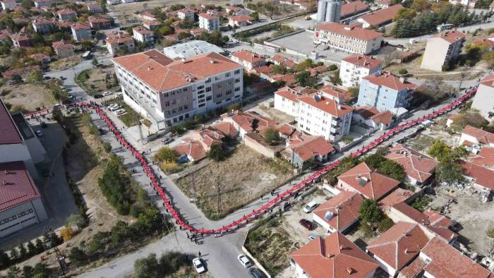 Haymanalılar 100. Yılda 4 Bin 447 Metrelik Bayrakla Rekora Yürüdü