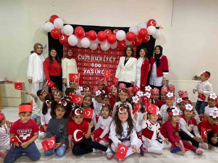 Minikler Kırmızı Beyaza Büründüler