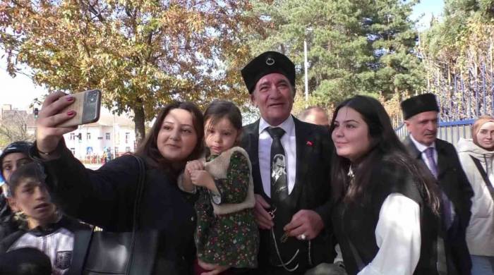 Cumhuriyet Bayramı’nda Atatürk’e Benzerliğiyle İlgi Odağı Oldu