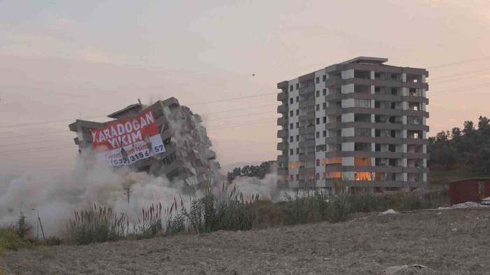 Dinamitle Patlatılan 10 Katlı 2 Bina Aynı Anda Yerle Bir Oldu