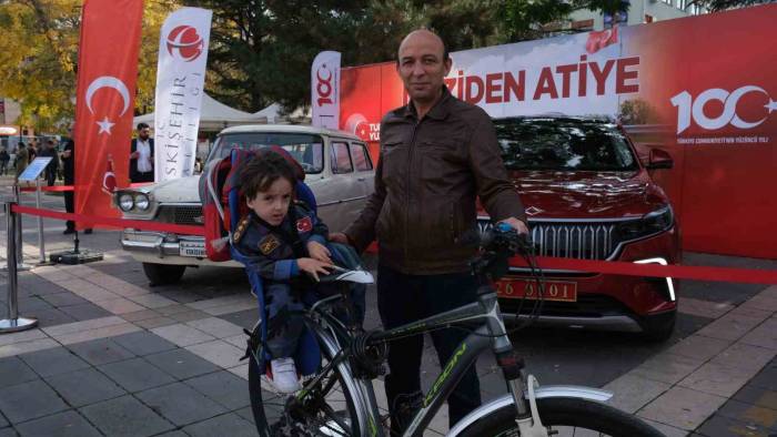 Eskişehir’de 29 Ekim Kutlamalarında ‘Devrim İle Togg Yan Yana’