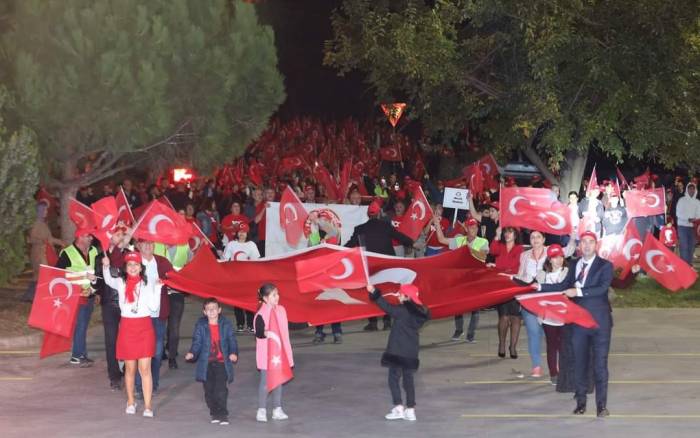 Cumhuriyet’in 100. Yılını Salonda Değil Kortejle Meydanda Kutladılar