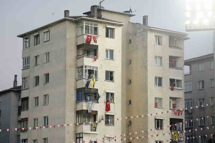 Pendik’te Fenerbahçe Taraftarları Balkonlarından Maçı Takip Etti
