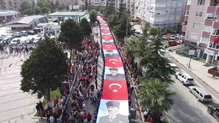 Resmi Geçide 350 Metrelik Bayrak İle Katıldılar